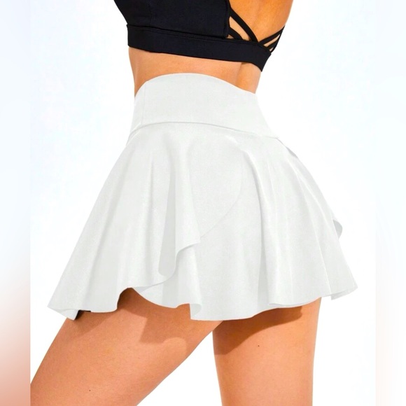 White skort size XS. Worn maybe twice. Like new with pockets - Picture 2 of 4